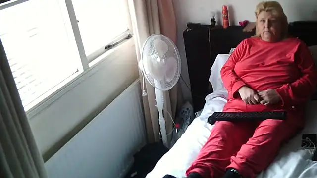 Sylviastar46 online show from 12-22-25, 11:54