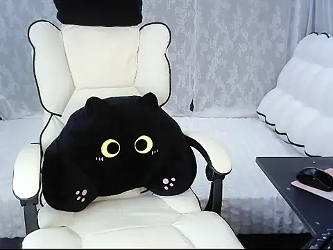 Luna loveU online show from 11-17-25, 04:00