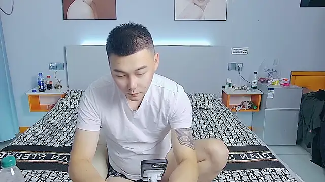 Snapshot of xiao8787 chatting on 11-01-25, 12:21 xiao8787 online show from 11-01-25, 12:21