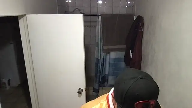 Snapshot of ezrah23 chatting on 12-15-25, 06:41 ezrah23 online show from 12-15-25, 06:41