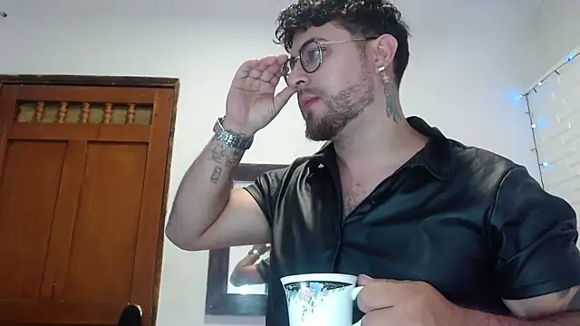 Snapshot of Andrew_Foxx1 chatting on 10-30-25, 02:14 Andrew Foxx1 online show from 10-30-25, 02:14