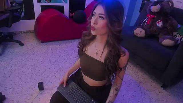 EmmilyClark online show from 11-03-25, 06:33