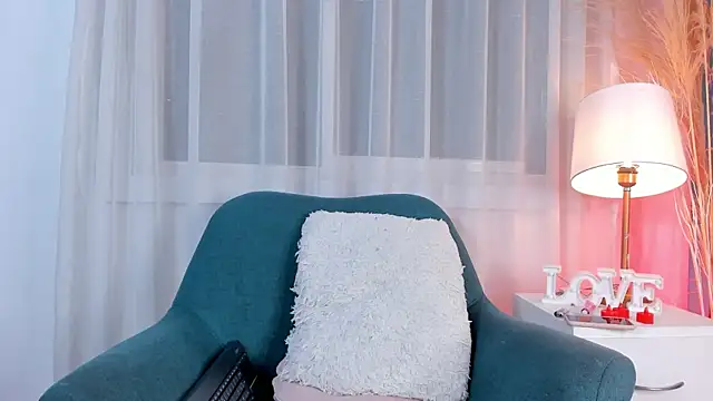 Snapshot of LahanaKimish chatting on 02-15-26, 04:13 LahanaKimish online show from 02-15-26, 04:13