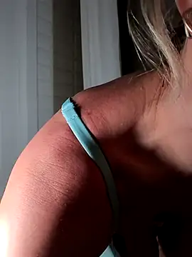 Snapshot of Elle_Milfa chatting on 05-19-26, 10:17 Elle Milfa online show from 05-19-26, 10:17
