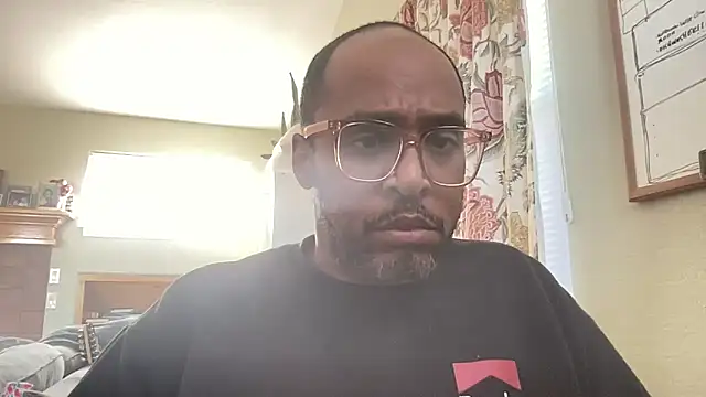 Snapshot of TraddyZaddy chatting on 10-29-25, 06:18 TraddyZaddy online show from 10-29-25, 06:18