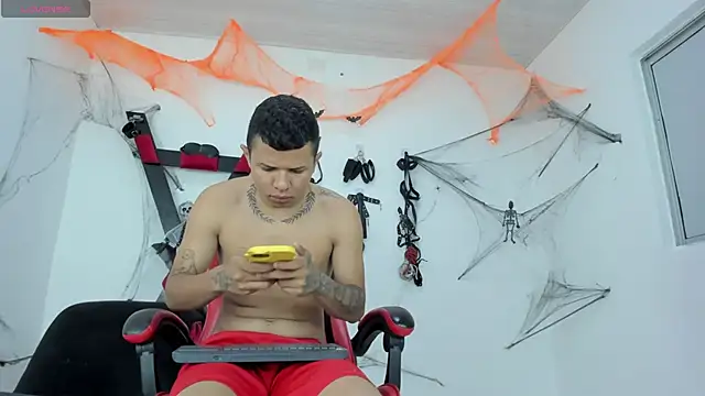 Steven19 LatinBoy online show from 10-31-25, 12:02