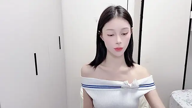 Snapshot of yuyu-33 chatting on 10-30-25, 01:59 yuyu-33 online show from 10-30-25, 01:59