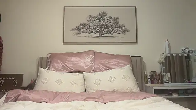 Snapshot of juliaraee chatting on 11-26-25, 10:37 juliaraee online show from 11-26-25, 10:37