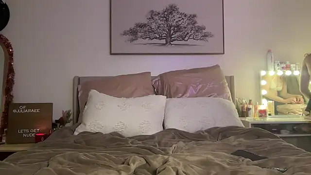 Snapshot of juliaraee chatting on 12-14-25, 05:35 juliaraee online show from 12-14-25, 05:35