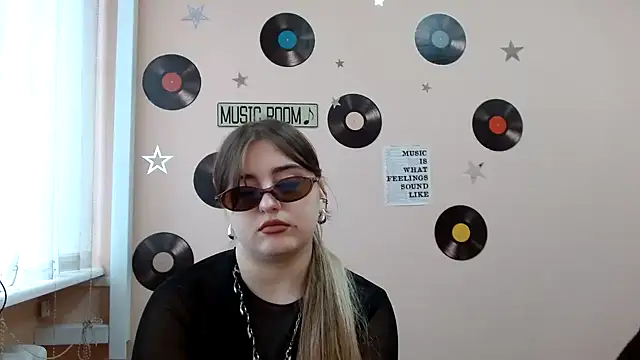 Snapshot of Dance__Queen chatting on 10-31-25, 12:02 Dance  Queen online show from 10-31-25, 12:02