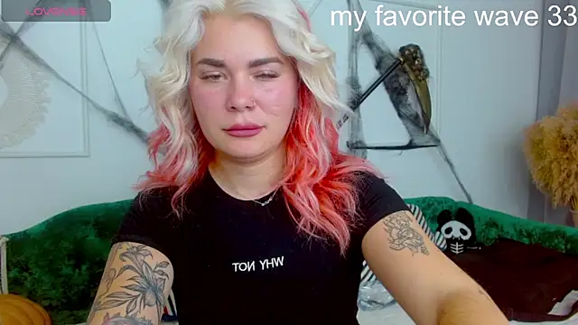 Snapshot of lada_love chatting on 10-30-25, 01:53 lada love online show from 10-30-25, 01:53