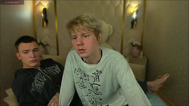 Snapshot of Kevin_Derek chatting on 10-30-25, 02:14 Kevin Derek online show from 10-30-25, 02:14