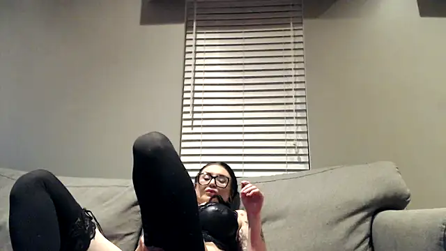 Snapshot of Holyplastic chatting on 11-12-25, 01:21 Holyplastic online show from 11-12-25, 01:21