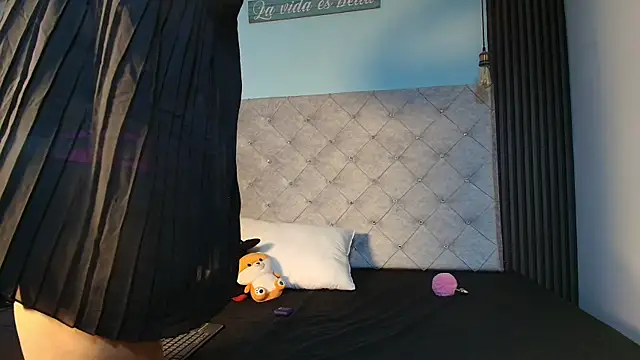 Liia Leens online show from 11-26-25, 04:01