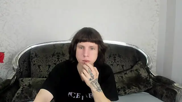 Snapshot of TommyCrown chatting on 10-31-25, 10:23 TommyCrown online show from 10-31-25, 10:23