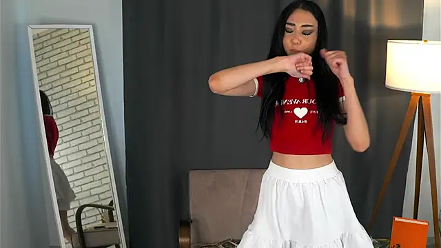 Snapshot of MaidaCalIe chatting on 10-31-25, 05:15 MaidaCalIe online show from 10-31-25, 05:15