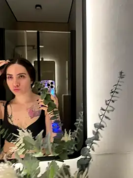 Snapshot of _Elizabeth_Brown chatting on 11-19-25, 11:16 Elizabeth Brown online show from 11-19-25, 11:16