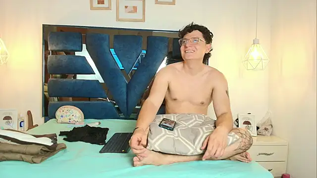 Zoe And Dylan  online show from 04-04-26, 12:12