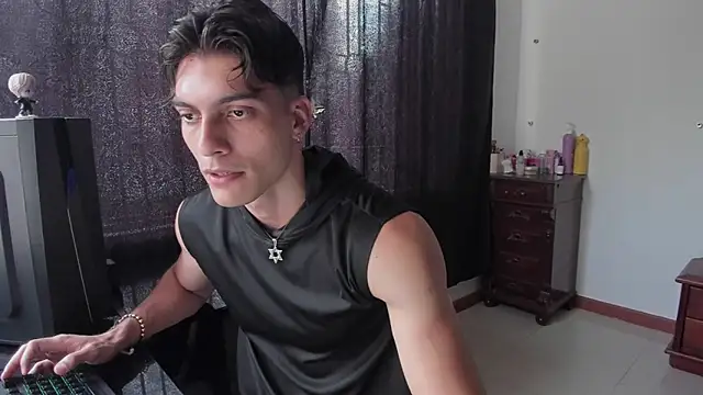 Snapshot of AlessioVitale chatting on 03-28-26, 10:00 AlessioVitale online show from 03-28-26, 10:00