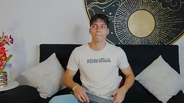 Snapshot of AlessioVitale chatting on 02-23-26, 07:47 AlessioVitale online show from 02-23-26, 07:47