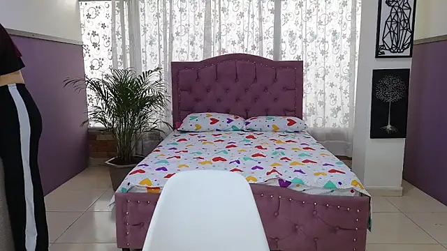 alaia skater online show from 12-21-25, 07:15