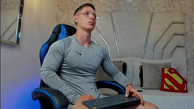 MAXTHOMSON online show from 03-12-26, 01:33