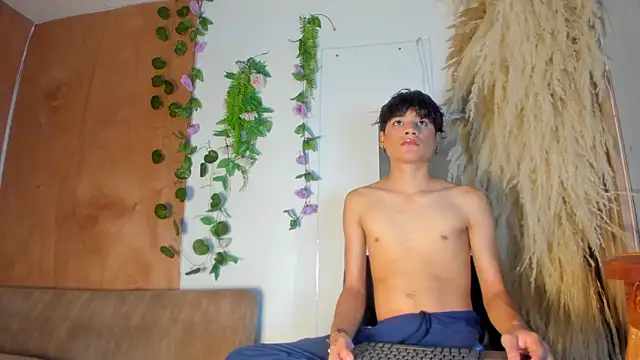 Leo Glow online show from 02-05-26, 01:18