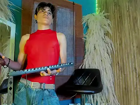 Leo Glow online show from 12-18-25, 01:15