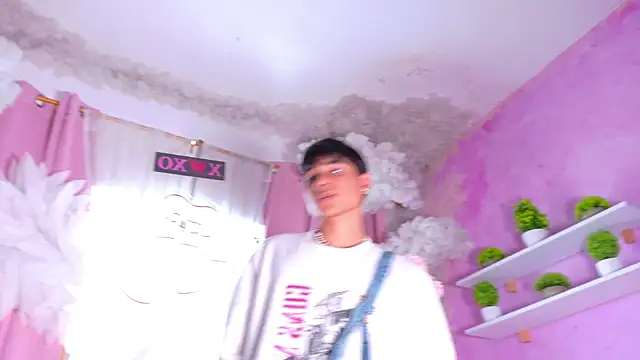 Leo Glow online show from 04-20-26, 07:59