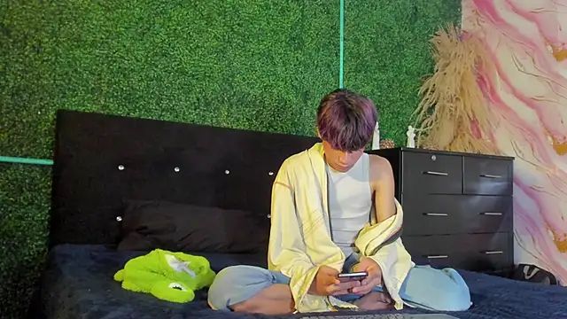 Leo Glow online show from 02-25-26, 01:00