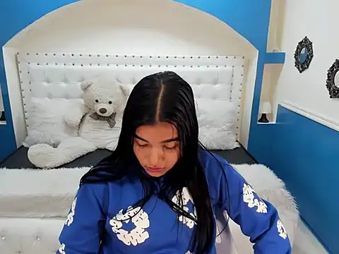 Snapshot of Sheyla_Bell chatting on 10-31-25, 01:52 Sheyla Bell online show from 10-31-25, 01:52