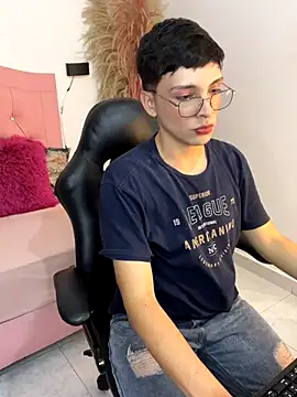 LiamHeat  online show from 11-06-25, 05:44