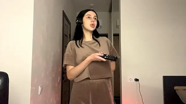 Snapshot of EliseBonser chatting on 11-03-25, 06:55 EliseBonser online show from 11-03-25, 06:55