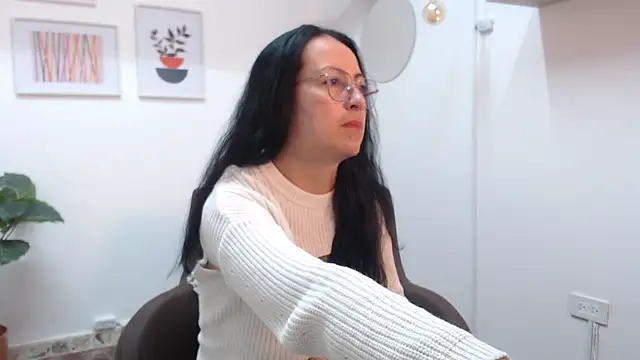 Lauryn Jones online show from 11-19-25, 02:39