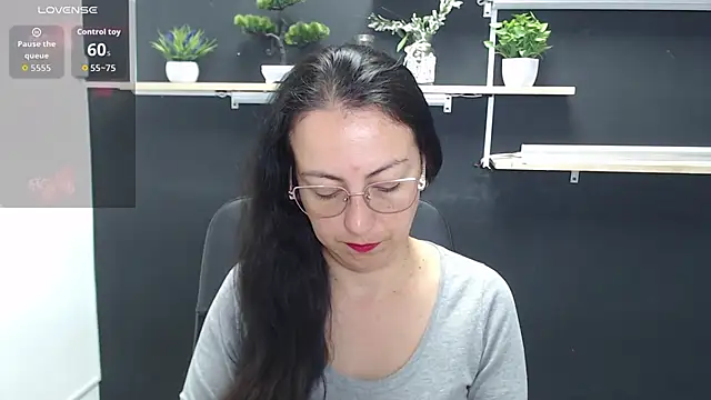 Snapshot of Lauryn_Jones chatting on 04-27-26, 05:33 Lauryn Jones online show from 04-27-26, 05:33