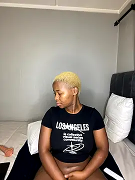 Snapshot of MiyaXo2 chatting on 11-15-25, 03:27 MiyaXo2 online show from 11-15-25, 03:27