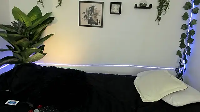 Evelyn R  online show from 12-14-25, 02:00