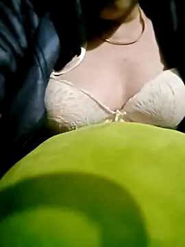 Snapshot of small-house123 chatting on 11-14-25, 09:18 small-house123 online show from 11-14-25, 09:18