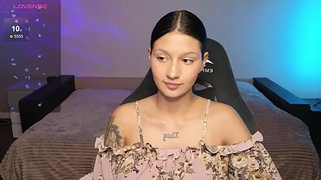 Snapshot of Nikol_Goldysss chatting on 11-06-25, 02:37 Nikol Goldysss online show from 11-06-25, 02:37