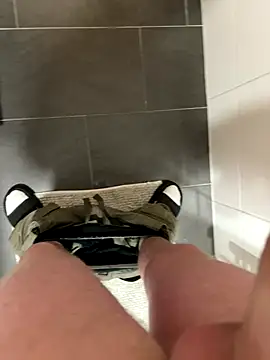 Snapshot of timtom19 chatting on 11-18-25, 04:10 timtom19 online show from 11-18-25, 04:10