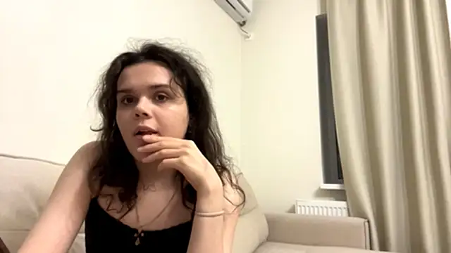 Snapshot of RosaleeSwint chatting on 11-18-25, 04:21 RosaleeSwint online show from 11-18-25, 04:21