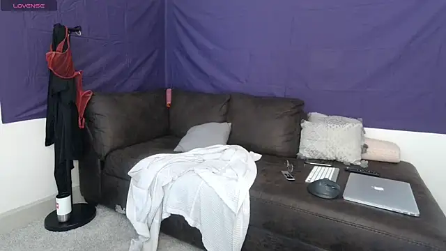 ChrisTinaBruce online show from 11-21-25, 04:39