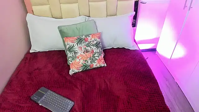 zoe-moreau online show from 12-18-25, 07:07