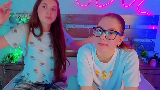 Snapshot of MargaretMorris chatting on 12-15-25, 12:44 MargaretMorris online show from 12-15-25, 12:44