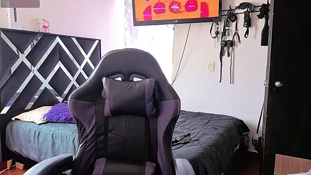 Zooee 01 online show from 12-04-25, 04:06