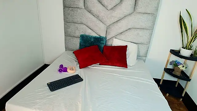 Snapshot of KimberlyFox_t chatting on 02-11-26, 01:00 KimberlyFox t online show from 02-11-26, 01:00