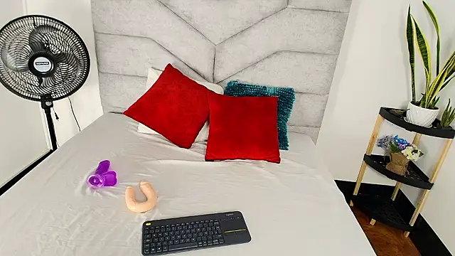 Snapshot of KimberlyFox_t chatting on 02-18-26, 12:23 KimberlyFox t online show from 02-18-26, 12:23