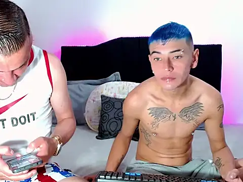 Snapshot of will_and_alex chatting on 11-04-25, 02:43 will and alex online show from 11-04-25, 02:43