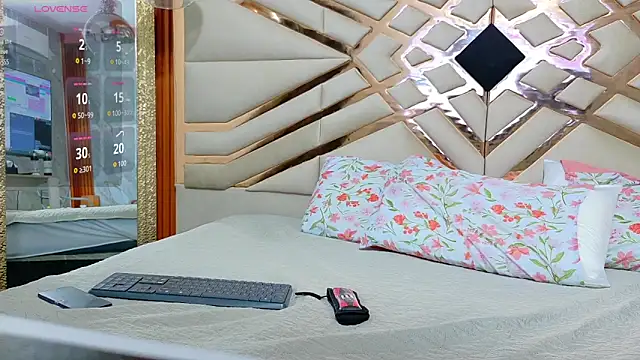 Snapshot of missfoster chatting on 02-08-26, 12:14 missfoster online show from 02-08-26, 12:14