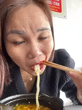 Snapshot of Liliy2x chatting on 11-05-25, 02:03 Liliy2x online show from 11-05-25, 02:03